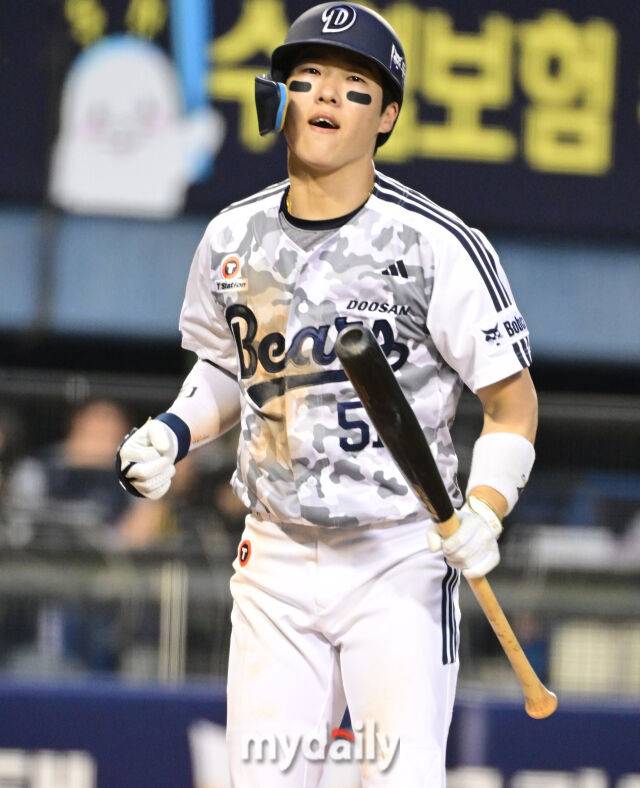 3일 오후 서울 잠실야구장에서 진행된 '2026 신한 SOL KBO 리그' 한화 이글스- 두산 베어스의 경기. 두산 조수행이 9회말 2사 3루에서 한화 이민우게 볼넷을 얻어 출루하고 있다./한혁승 기자