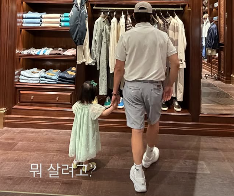 배우 이민정이 남편 이병헌과 늦둥이 딸의 다정한 한때를 SNS에 공유하며 팬들의 미소를 자아냈다./이민정 소셜미디어