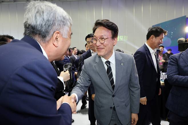 6일 오후 광주 서구 치평동 김대중컨벤션센터에서 열린 KBC 광주방송 주관 2026 뉴호남포럼에서 김민석 국무총리가 6·3지방선거 당선인들과 인사를 나누고 있다. [연합]