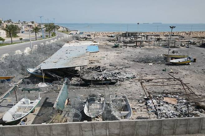 [케슘=AP/뉴시스] 지난 13일(현지 시간) 호르무즈 해협을 접한 이란 케슘섬 항구 시설물과 소형 선박들이 현지 목격자들이 미국-이스라엘의 소행이라고 전한 공습으로 파괴돼 있다. 2026.04.16.