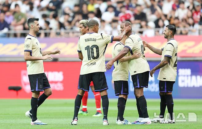 [서울=뉴시스] 황준선 기자 = 6일 오후 서울 마포구 서울월드컵경기장에서 열린 '2026 챔피언스 임팩트 인 서울' 바르사 레전드와 더 레즈 레전드의 경기, 팀의 첫 번째 골을 넣은 바르사 파트릭 클라위버르트가 동료들과 기쁨을 나누고 있다 .2026.06.06. hwang@newsis.com