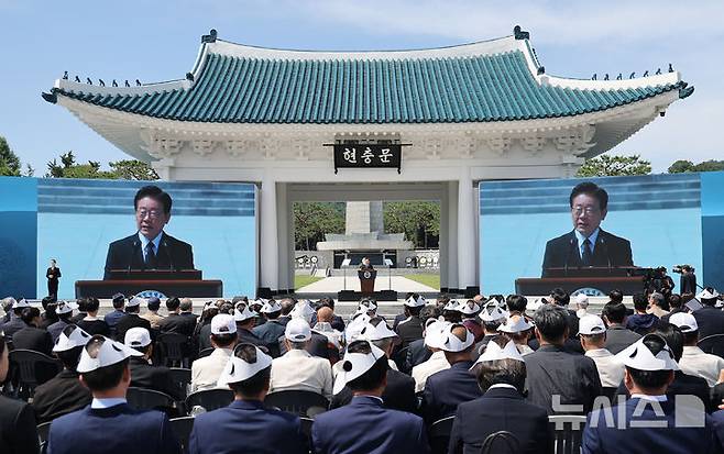 [서울=뉴시스] 고범준 기자 = 이재명 대통령이 6일 서울 동작구 국립서울현충원에서 열린 제71회 현충일 추념식에서 추념사를 하고 있다. (청와대통신사진기자단) 2026.06.06. bjko@newsis.com