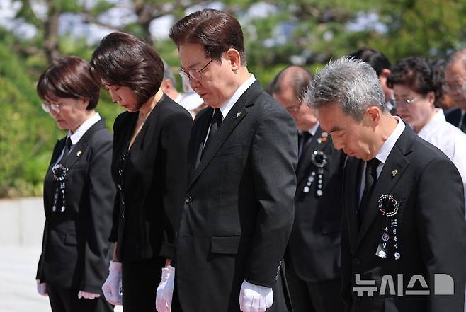 [서울=뉴시스] 고범준 기자 = 이재명 대통령과 김혜경 여사가 6일 서울 동작구 국립서울현충원에서 열린 제71회 현충일 추념식에서 현충탑 참배 후 묵념하고 있다. (청와대통신사진기자단) 2026.06.06. bjko@newsis.com