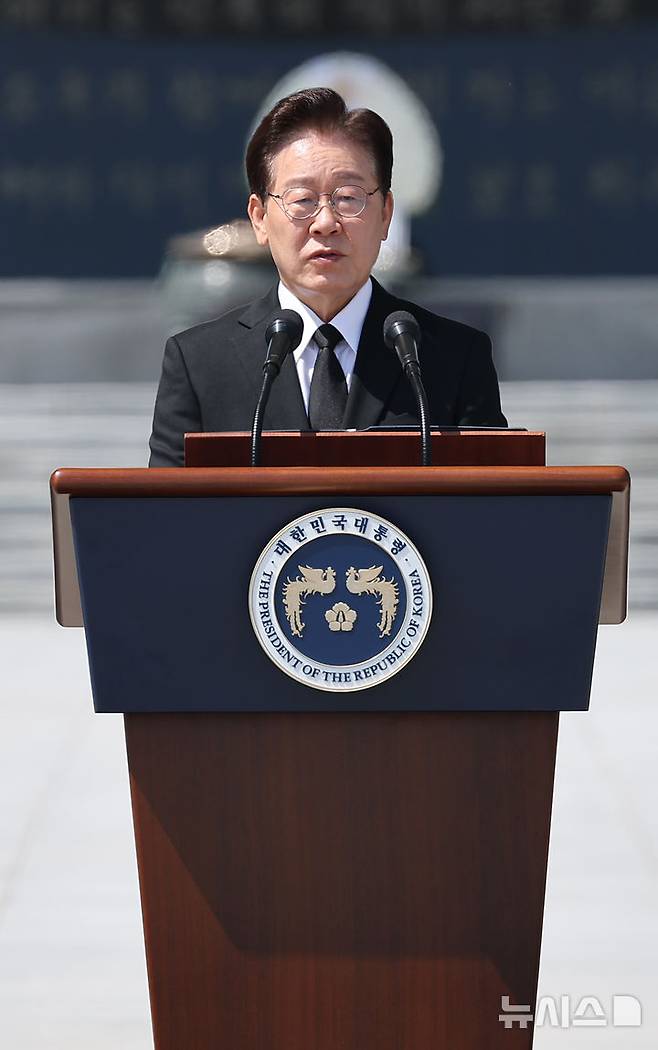 [서울=뉴시스] 고범준 기자 = 이재명 대통령이 6일 서울 동작구 국립서울현충원에서 열린 제71회 현충일 추념식에서 추념사를 하고 있다. (청와대통신사진기자단) 2026.06.06. bjko@newsis.com