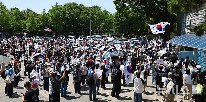[서울=뉴시스] 김선웅 기자 = 제9회 전국동시지방선거 투표용지 부족 사태에 항의하며 개표소 봉쇄 시위를 이어가는 시민들이 6일 서울 송파구 올림픽공원 핸드볼경기장에 설치된 개표소 앞에서 재선거를 요구하고 있다. 2026.06.06. mangusta@newsis.com