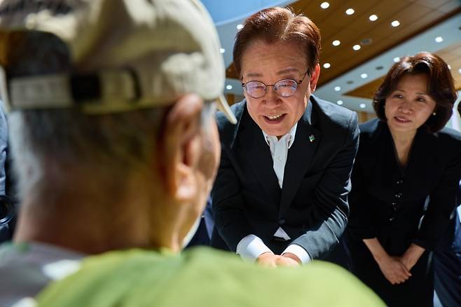 이재명 대통령, 보훈병원 위문 이재명 대통령, 보훈병원 위문      (서울=연합뉴스) 이재명 대통령과 김혜경 여사가 현충일인 6일 서울 강동구 중앙보훈병원에서 입원 치료 중인 국가유공자들을 위문하고 있다. 2026.6.6 [청와대 제공. 재판매 및 DB 금지]     photo@yna.co.kr (끝)   <저작권자(c) 연합뉴스, 무단 전재-재배포, AI 학습 및 활용 금지>