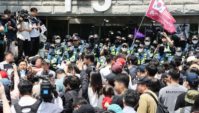 2박 3일 봉쇄 사태'가 발생한 서울 송파구 잠실7동 제2투표소에 대한 개표가 진행 중인 가운데, 부정선거를 주장하는 시위대가 5일 개표소인 올림픽공원 핸드볼경기장 앞에서 개표 중단을 요구하고 있다. 연합뉴스