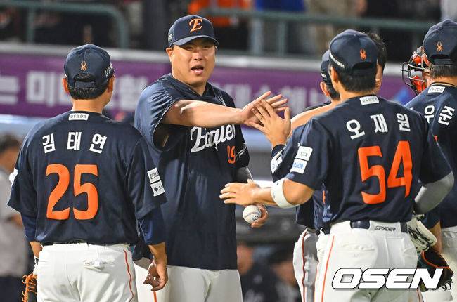[OSEN=부산, 이석우 기자] 5일 부산 사직야구장에서 2026 신한 SOL KBO 리그 롯데 자이언츠와 한화 이글스의 경기가 열렸다. 홈팀 롯데는 로드리게스가, 방문팀 한화는 류현진이 선발 출전했다.한화 이글스 류현진이 롯데 자이언츠에 9-2로 승리한 후 기쁨을 나누고 있다. 2026.06.05 / foto0307@osen.co.kr
