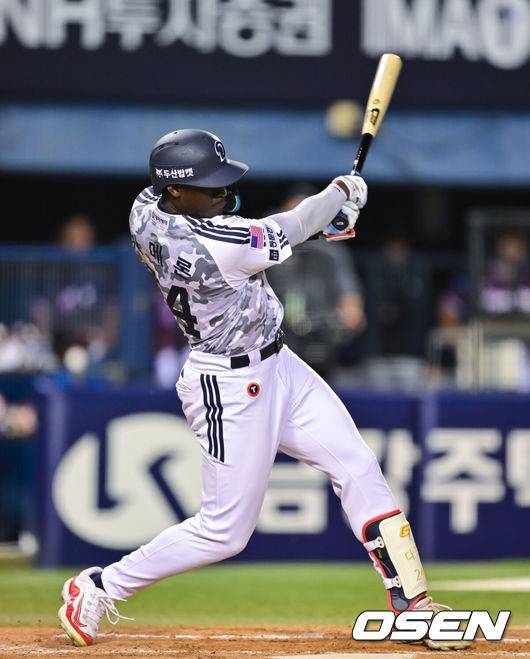 [OSEN=잠실, 박준형 기자] 5일 서울 잠실야구장에서 ‘2026 신한 SOL Bank KBO리그’ 두산 베어스와 키움 히어로즈의 경기가 열렸다.이날 홈팀 두산은 최승용을, 방문팀 키움은 하영민을 선발로 내세웠다.7회말 1사 만루 두산 카메론이 재역전 2타점 적시타를 날리고 있다.  2026.06.05 / soul1014@osen.co.kr