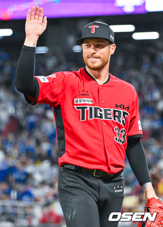 [OSEN=광주, 민경훈 기자] 5일 광주-기아 챔피언스필드에서 2026 신한 SOL KBO 리그 KIA 타이거즈와 삼성 라이온즈의 경기가 열렸다.이날 KIA는 올러, 삼성은 오러클린을 선발로 내세웠다.6회초를 마친 KIA 선발 올러가 덕아웃으로 향하며 환하게 웃고 있다. 2026.06.05 / rumi@osen.co.kr