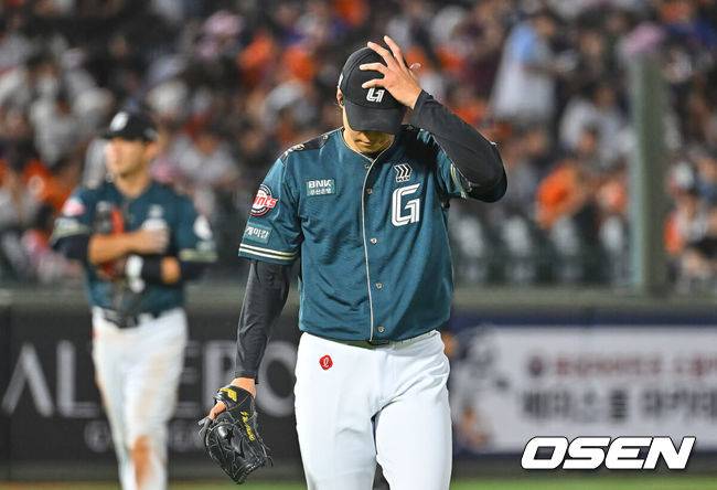 [OSEN=부산, 이석우 기자] 5일 부산 사직야구장에서 2026 신한 SOL KBO 리그 롯데 자이언츠와 한화 이글스의 경기가 열렸다. 홈팀 롯데는 로드리게스가, 방문팀 한화는 류현진이 선발 출전했다.롯데 자이언츠 홍민기가 3실점하고 아쉬워하고 있다. 2026.06.05 / foto0307@osen.co.kr