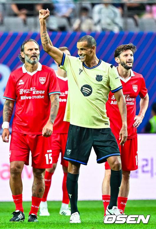 [OSEN=서울월드컵경기장, 민경훈 기자] 6일 서울월드컵경기장에서 2026 챔피언스 임팩트 인 서울(2026 CHAMPIONS IMPACT IN SEOUL) 경기가 열렸다.2026 챔피언스 임팩트 인 서울은 바르셀로나 레전드 팀과 리버풀 레전드(The Reds) 팀이 맞붙는 이벤트 매치다.후반 바르샤 레전드 히바우두가 추가골에 성공한 후 기뻐하고 있다.  2026.06.06&nbsp;/ rumi@osen.co.kr