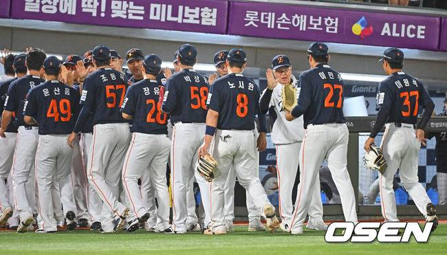 [OSEN=부산, 이석우 기자] 6일 부산 사직야구장에서 2026 신한 SOL KBO 리그 롯데 자이언츠와 한화 이글스의 경기가 열렸다. 홈팀 롯데는 이민석이, 방문팀 한화는 에르난데스가 선발 출전했다.한화 이글스 김경문 감독이 롯데 자이언츠에 7-2로 극적인 역전승을 올리고 선수들과 하이파이브를 하고 있다. 2026.06.06 / foto0307@osen.co.kr