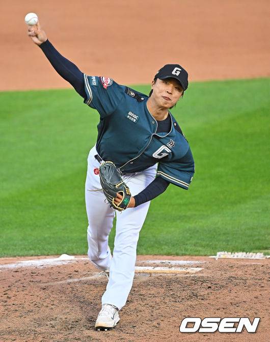 [OSEN=부산, 이석우 기자] 6일 부산 사직야구장에서 2026 신한 SOL KBO 리그 롯데 자이언츠와 한화 이글스의 경기가 열렸다. 홈팀 롯데는 이민석이, 방문팀 한화는 에르난데스가 선발 출전했다.롯데 자이언츠 박정민이 역투하고 있다. 2026.06.06 / foto0307@osen.co.kr