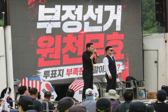▲전 한국사 강사 전한길 씨가 4일 경기 과천 중앙선거관리위원회 앞에서 제9회 전국동시지방선거 투표용지 부족 사태 비판 발언하고 있다. ⓒ연합뉴스