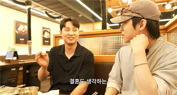 ‘방송 이후, 선생님이 된 원빈 (feat.인플루언서의 현실)’ 영상 속 원빈이 현재 여자친구와 결혼 생각이 있다고 밝혔다. 규민 JAYQ