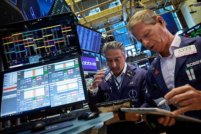 미국 맨해튼 뉴욕증권거래소(NYSE)의 거래중개인들이 주식 차트를 살피고 있다. 로이터연합뉴스