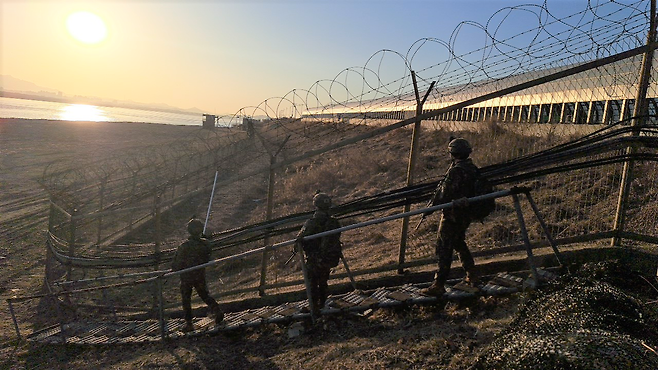 육군 17사단 한강결사대 장병들이 철책을 정밀 점검하고 있다. 사진 제공=육군