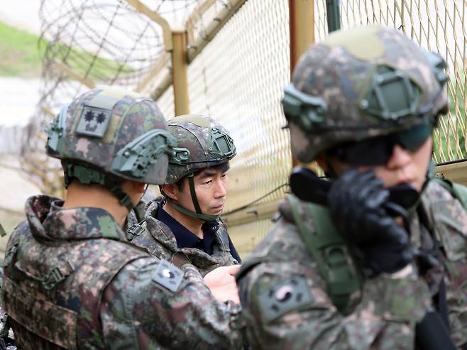 이현호(가운데) 서울경제신문 기자가 육군 17사단 한강결사대 장병들의 철책 정밀 점검에 동참해 경계 작전을 체험하고 있다. 사진 제공=육군