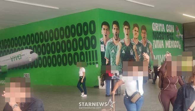 과달라하라 공항 벽면에 붙어있는 멕시코 국가대표 선수들 사진. /사진=박건도 기자