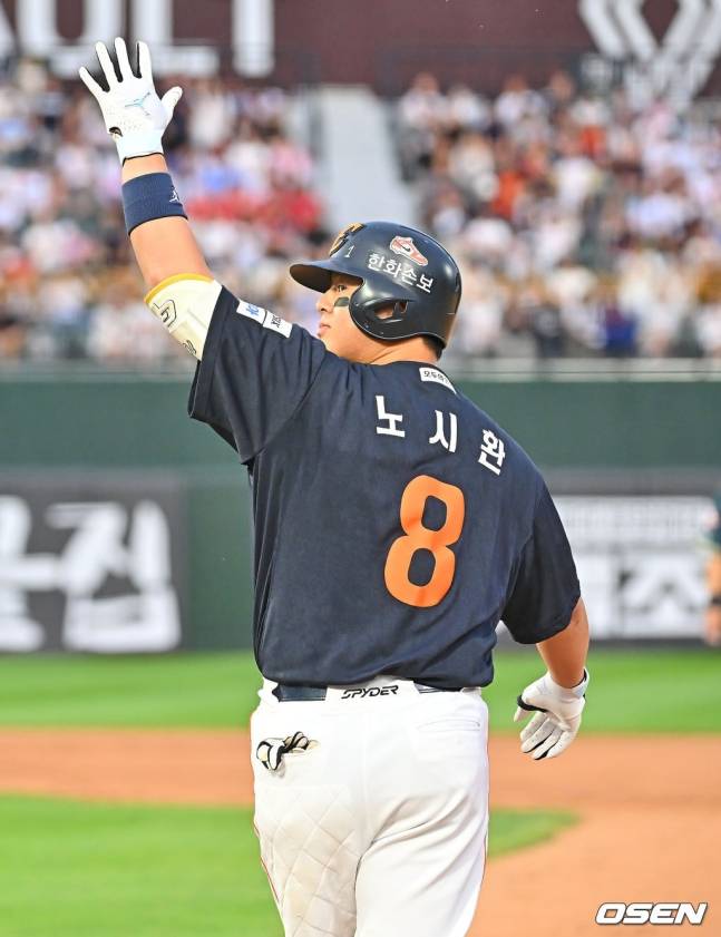 한화 이글스 노시환이 6일 부산 사직야구장에서 열린 롯데 자이언츠와 2026 신한 SOL KBO리그 방문경기에서 8회초 2타점 동점 적시타를 때려낸 뒤 세리머니를 하고 있다.