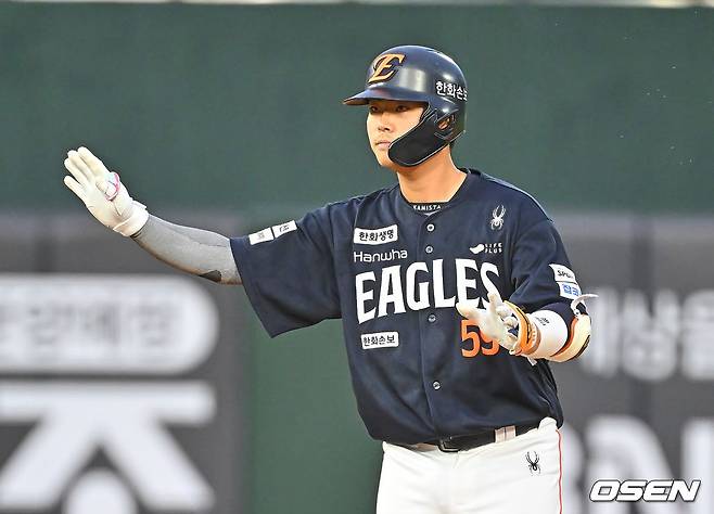 한화 이글스 허인서가 6일 부산 사직야구장에서 열린 롯데 자이언츠와 2026 신한 SOL KBO리그 방문경기에서 8회초 2타점 역전 2루타를 날리고 세리머니를 하고 있다.