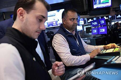 뉴욕 증권거래소의 트레이더 [AFP=연합뉴스 자료사진. 재판매 및 DB 금지]