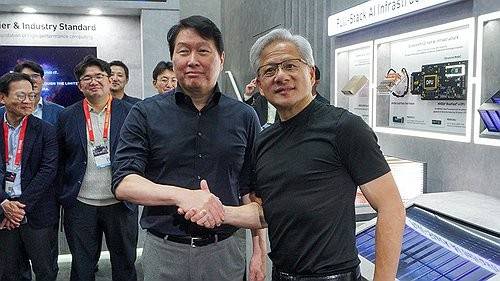 손 잡은 최태원 SK그룹 회장과 젠슨 황 엔비디아 CEO (타이베이=연합뉴스) 최태원 SK그룹 회장(왼쪽)과 젠슨 황 엔비디아 CEO가 2일 대만 타이베이에서 개막한 '컴퓨텍스 2026' SK하이닉스 부스에서 기념사진을 촬영하고 있다. 2026.6.2 [공동취재단] photo@yna.co.kr