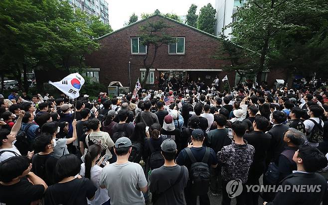 잠실7동 투표소 앞 시민들 (서울=연합뉴스) 한종찬 기자 = 4일 제9회 전국동시지방선거 및 국회의원 재·보궐선거 투표용지 부족으로 투표 시간이 오후 10시까지 연장됐던 서울 송파구 잠실7동 제2투표소 앞에서 투표함 반출에 반대하는 시민들이 모여 구호를 외치고 있다. 2026.6.4 saba@yna.co.kr