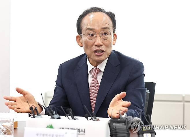 대구시 업무 보고에서 모두발언 하는 추경호 당선인 (대구=연합뉴스) 윤관식 기자 = 국민의힘 추경호 대구시장 당선인이 5일 대구 동구 신천동 대구정책연구원에서 김정기 대구시장 권한대행을 비롯한 대구시 관계자들의 업무 보고에 앞서 모두발언 하고 있다. 2026.6.5 psik@yna.co.kr