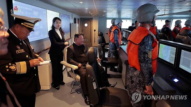 북한 김정은, 딸 주애와 구축함 '강건호' 항해시험 참관 (서울=연합뉴스) 김정은 북한 국무위원장이 딸 주애와 지난 4일 작전수행능력평가 시험공정에 착수한 해군 구축함 '강건호'를 방문하고 항해시험을 참관했다고 조선중앙TV가 6일 보도했다. [조선중앙TV 화면] 2026.6.6 
    [국내에서만 사용가능. 재배포 금지. For Use Only in the Republic of Korea. No Redistribution] nkphoto@yna.co.kr