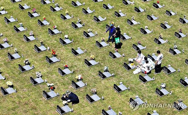 국립제주호국원 참배하는 시민들 (제주=연합뉴스) 박지호 기자 = 제71회 현충일인 6일 제주시 노형동 국립제주호국원을 찾은 시민들이 순국선열과 호국영령들을 기리고 있다. 2026.6.6 jihopark@yna.co.kr