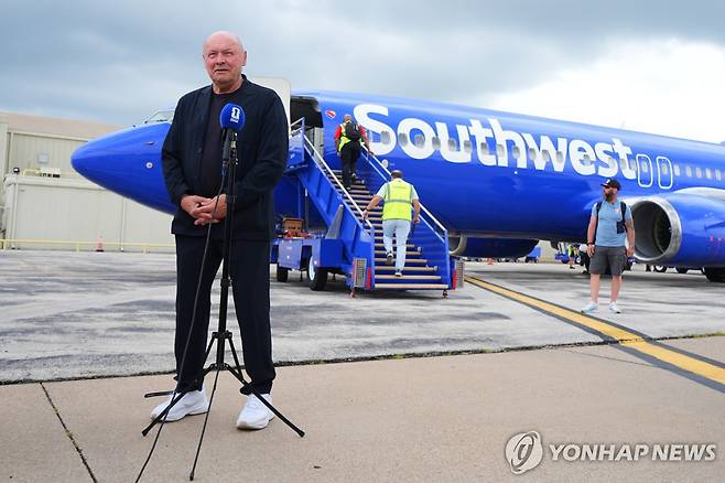 댈러스 러브필드 공항 도착 이후 소감 밝히는 체코 대표팀의 미로슬라프 코우베크 감독 [AP=연합뉴스]
