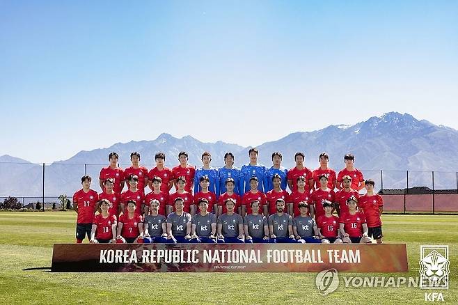 '2026 FIFA 북중미 월드컵' 대한민국 축구 국가대표팀 (서울=연합뉴스) 홍명보 감독이 이끄는 대한민국 축구 국가대표팀이 4일(현지시간) 미국 유타주 헤리먼에 위치한 자이언스뱅크 트레이닝센터에서 '2026 FIFA 북중미 월드컵' 대표팀 단체 사진을 촬영하고 있다. 2026.6.5 [대한축구협회 제공. 재판매 및 DB 금지] photo@yna.co.kr