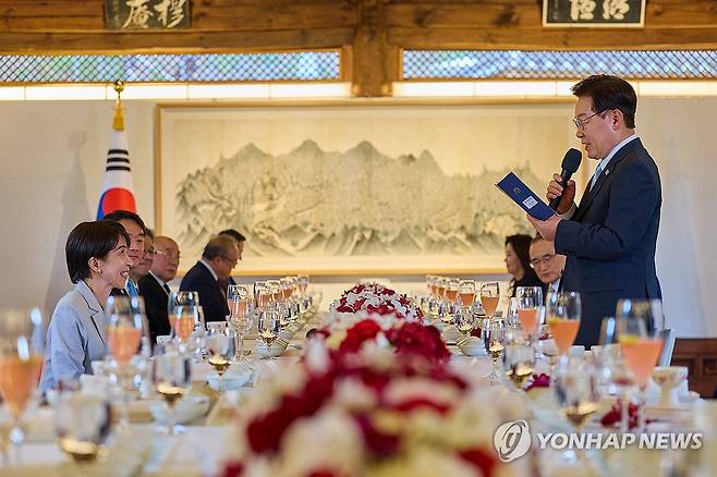 만찬사 하는 이재명 대통령 (안동=연합뉴스) 이재명 대통령이 19일 경북 안동 한 호텔에서 열린 다카이치 사나에 일본 총리 환영 만찬에서 만찬사를 하고 있다. 2026.5.19 [청와대 제공. 재판매 및 DB 금지] photo@yna.co.kr