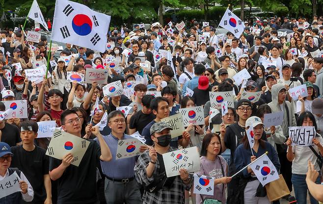 ▲ 6.3 지방선거 투표용지 부족 사태에 반발한 시민들이 7일 서울시 송파구 올림픽공원 핸드볼경기장 앞에서 재선거를 촉구하며 구호를 외치고 있다./전광현 기자 maggie@incheonilbo.com