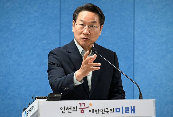 유정복 인천시장이 7일 6·3지방선거에서 발생한 투표용지 부족 사태와 관련, 기자회견을 열어 선관위의 전면 개혁과 이재명 대통령의 사과를 촉구하고 있다.