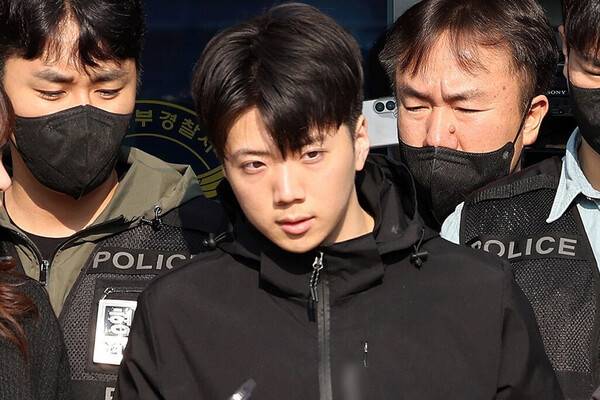 포토라인 선 '여고생 살해범' 장윤기. 연합뉴스