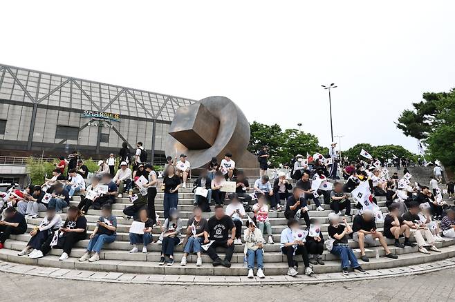 6·3지방선거 개표소 봉쇄 시위 계속. 연합뉴스