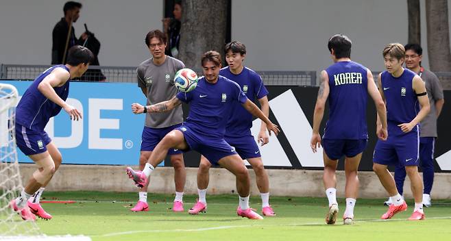 축구 국가대표팀 홍명보 감독이 지난 6일(현지 시간) 멕시코 과달라하라 인근 사포판에 위치한 치바스 바예 베르데에서 선수들의 훈련을 지켜보고 있다. /뉴시스