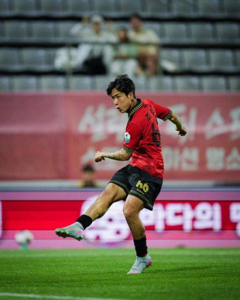 경남FC 조상준이 슈팅을 하고 있다. 조상준의 이 슈팅은 용인 골망을 흔들며 경남에 1-0 리드를 안겼다. 사진=경남FC