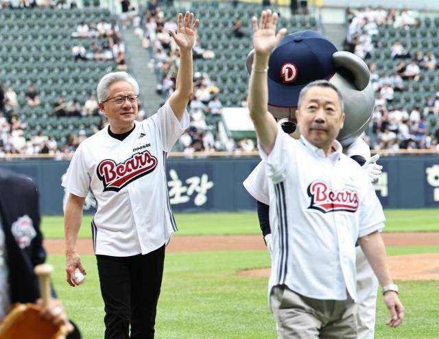젠슨 황 엔비디아 최고경영자(CEO)가 7일 서울 잠실야구장에서 열린 2026 프로야구 KBO리그 키움 히어로즈와 두산 베어스의 경기에 앞서 시구를 마친 뒤 시타자로 나선 박정원 두산그룹 회장과 함께 인사하며 퇴장하고 있다. [사진=연합뉴스]