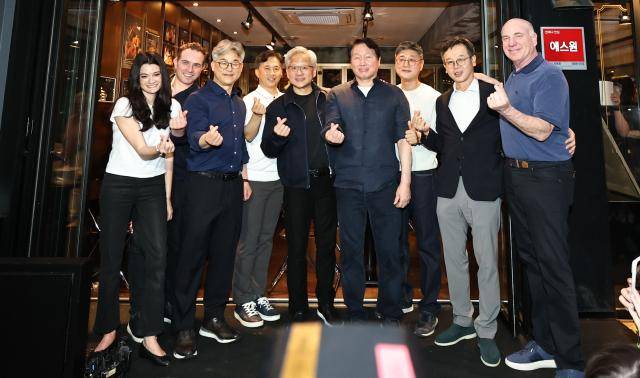 젠슨 황 엔비디아 최고경영자CEO와 최태원 SK 회장 사장단이 7일 서울 강남구 깐부치킨 삼성점에서 치맥 회동을 마친 뒤 기념촬영을 하고 있다 사진연합뉴스