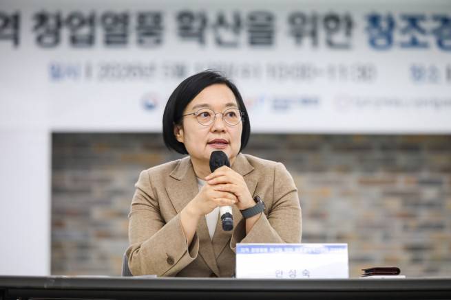 한성숙 중소벤처기업부 장관이 지난달 13일 서울특별시 용산구 서울창조경제혁신센터에서 열린 간담회에서 인사말씀을 하고있다.(사진제공=중소벤처기업부)