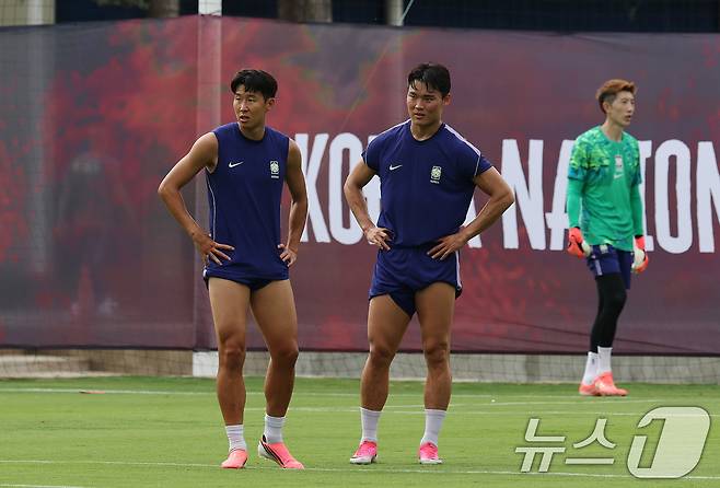 대한민국 축구대표팀 손흥민과 오현규가 6일(현지시간) 멕시코 할리스코 과달라하라에 위치한 '치바스 베르데 바예' 훈련장에서 열린 2026 국제축구연맹(FIFA) 북중미월드컵 피파 커뮤니티 트레이닝(오픈 트레이닝)에서 훈련을 하고 있다. 2026.6.7 ⓒ 뉴스1 임세영 기자