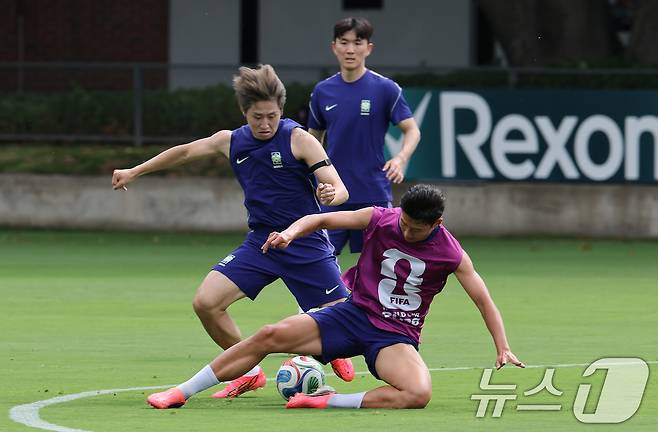 대한민국 축구대표팀 손흥민(오른쪽)과 이강인이 6일(현지시간) 멕시코 할리스코 과달라하라에 위치한 '치바스 베르데 바예' 훈련장에서 열린 2026 국제축구연맹(FIFA) 북중미월드컵 피파 커뮤니티 트레이닝(오픈 트레이닝)에서 훈련을 하고 있다. 2026.6.7 ⓒ 뉴스1 임세영 기자