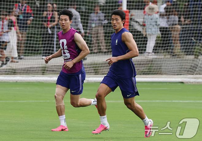 대한민국 축구대표팀 이한범과 조규성이 6일(현지시간) 멕시코 할리스코 과달라하라에 위치한 '치바스 베르데 바예' 훈련장에서 열린 2026 국제축구연맹(FIFA) 북중미월드컵 피파 커뮤니티 트레이닝(오픈 트레이닝)에서 훈련을 하고 있다. 2026.6.7 ⓒ 뉴스1 임세영 기자