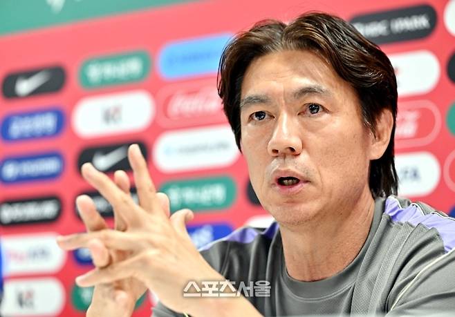 2026 북중미 월드컵에 참가하는 축구국가대표팀의 홍명보 감독이 7일 멕시코 과달라하라에서 첫 훈련에 앞서 인터뷰를 하고 있다. 과달라하라(멕시코) | 박진업 기자 upandup@sportsseoul.com