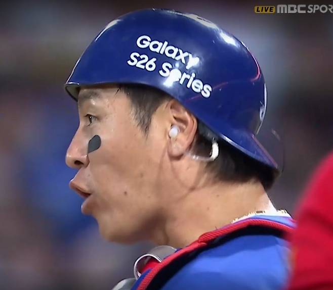 배찬승의 바운드 공을 필사적으로 불로킹한 뒤 배찬승에게 더 강하게 붙으라고 격려하는 강민호. 출처=MBC스포츠플러스 중계화면(티빙)