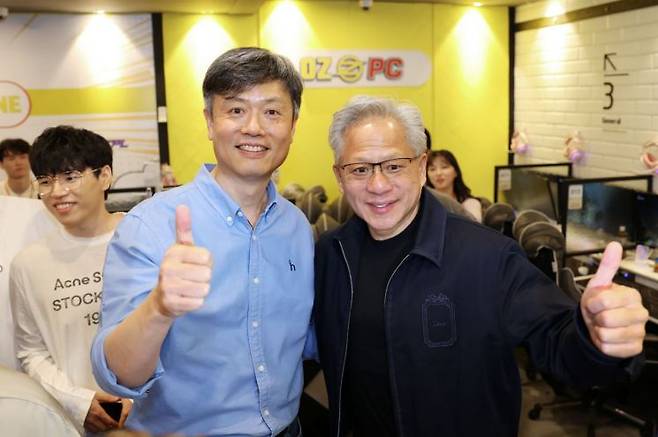 젠슨 황 엔비디아 최고경영자(오른쪽)가 7일 오후 서울 강남구에 위치한 PC방에서 장병규 크래프톤 의장과 만나 게임 이용자를 위한 이벤트를 진행했다. 크래프톤 제공